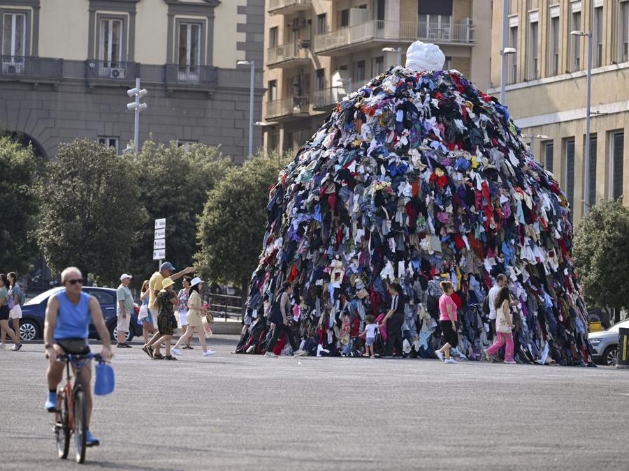 In piazza Municipio a Napoli l'inaugurazione l'opera 'La Venere degli stracci' alla presenza dell'artista Michelangelo Pistoletto e del sindaco Gaetano Manfredi. (ANSA / CIRO FUSCO)