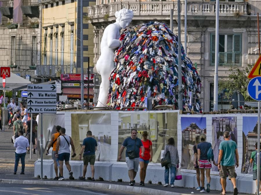 In piazza Municipio a Napoli l'inaugurazione l'opera 'La Venere degli stracci' alla presenza dell'artista Michelangelo Pistoletto e del sindaco Gaetano Manfredi. (ANSA / CIRO FUSCO)