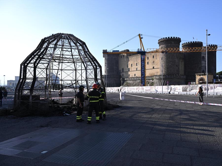 L'installazione 'Venere degli stracci, completamente distrutta da un incendio, in piazza Municipio a Napoli. (ANSA/ CIRO FUSCO)