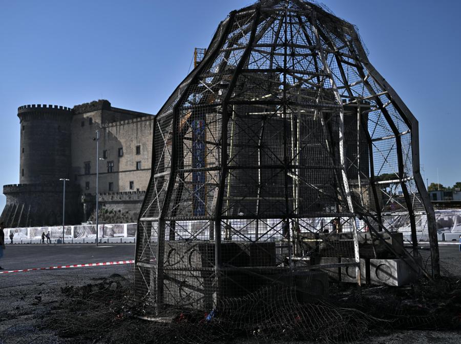 L'installazione 'Venere degli stracci, completamente distrutta da un incendio, in piazza Municipio a Napoli. (ANSA/ CIRO FUSCO)