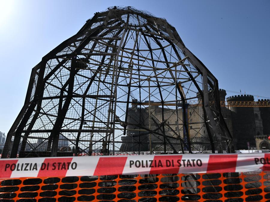 L'installazione 'Venere degli stracci, completamente distrutta da un incendio, in piazza Municipio a Napoli. (ANSA/ CIRO FUSCO)