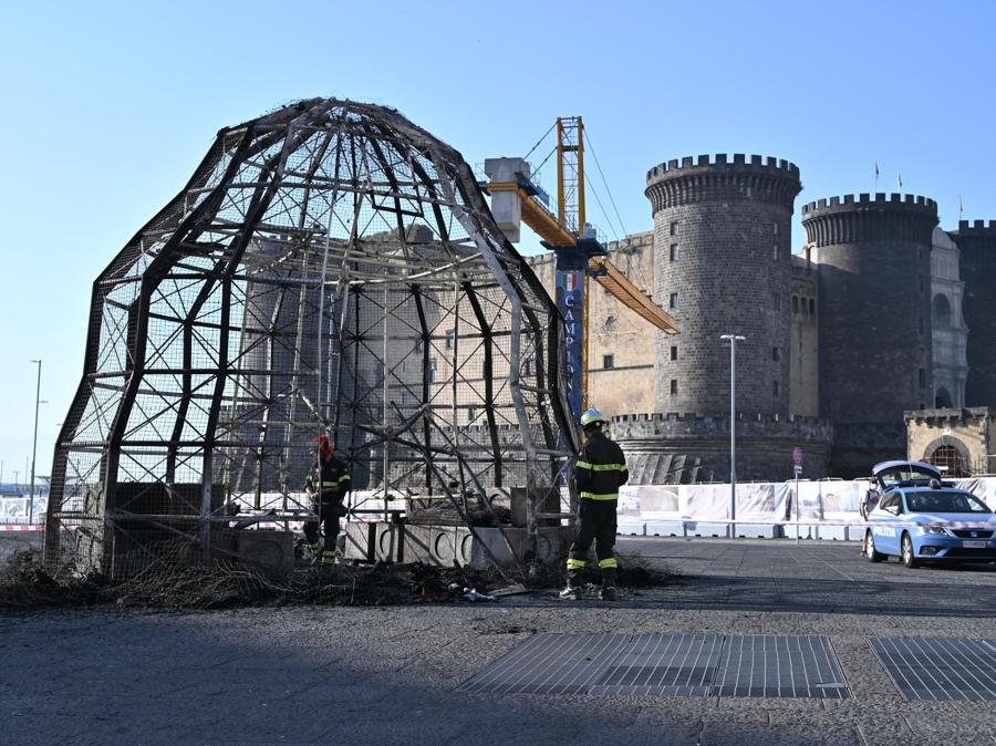 L'installazione 'Venere degli stracci, completamente distrutta da un incendio, in piazza Municipio a Napoli. (ANSA/ CIRO FUSCO)