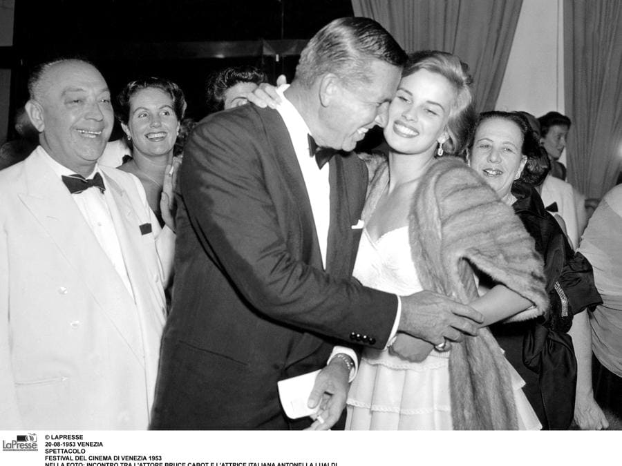 Festival del Cinema di Venezia 1953: Incontro tra l'attore Bruce Cabot e l'attrice italiana Antonella Lualdi (La Presse)