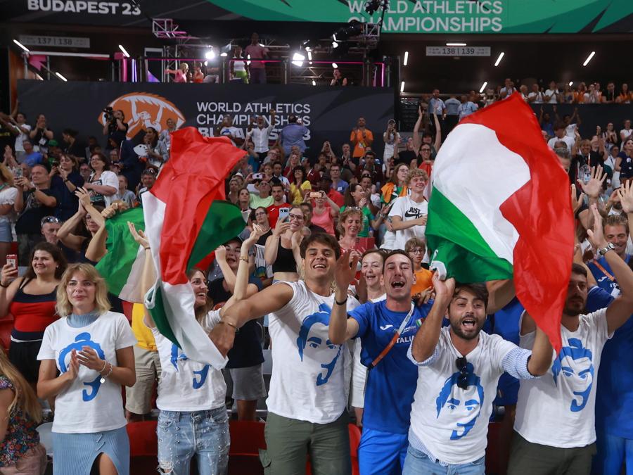 I tifosi italiani festeggiano Gianmarco Tamberi. (Epa/Istvan Derencsenyi) 