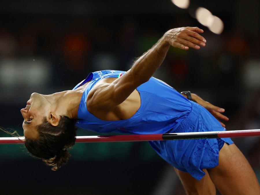 Gianmarco Tamberi in azione durante la finale. (Reuters/Kai Pfaffenbach)