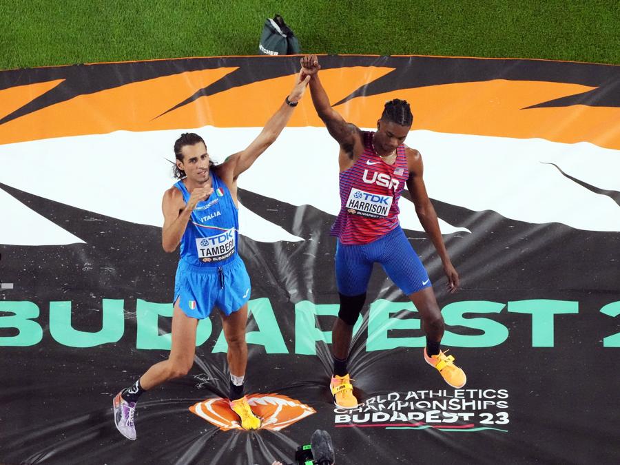 L’italiano Gianmarco Tamberi festeggia, dopo aver vinto l’oro, con lo statunitense JuVaughn Harrison, medaglia d’argento (Reuters/Fabrizio Bensch)