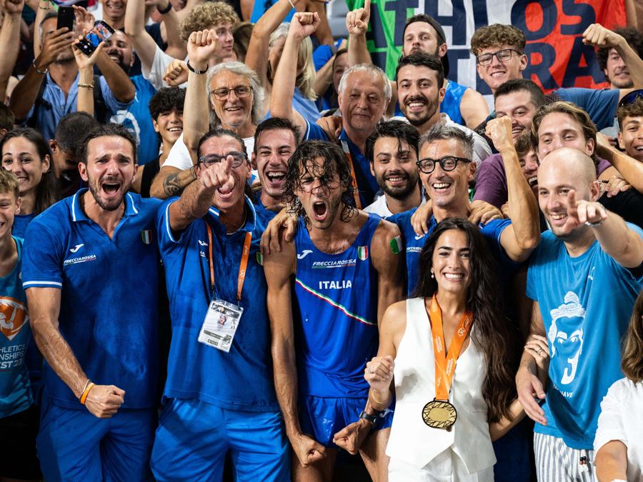 Gianmarco Tamberi esulta insieme al suo staff, agli amici e alla moglie Chiara Bontempi dopo aver conquistato il titolo di campione del mondo. (Foto IPP/Vegard Grott/Bildbyran via Zuma Press)