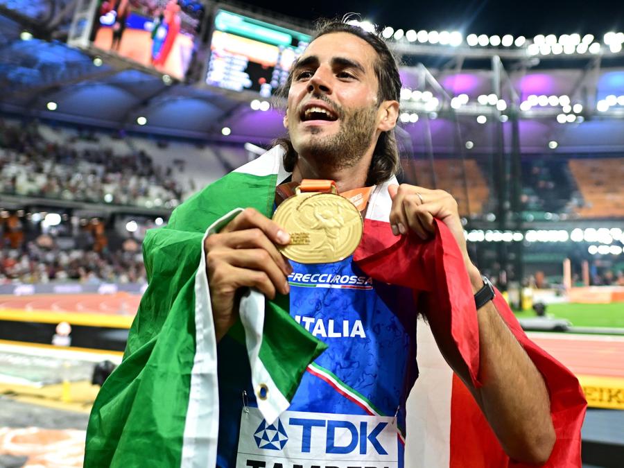Gianmarco Tamberi festeggia la vittoria. (Epa/Christian Bruna)