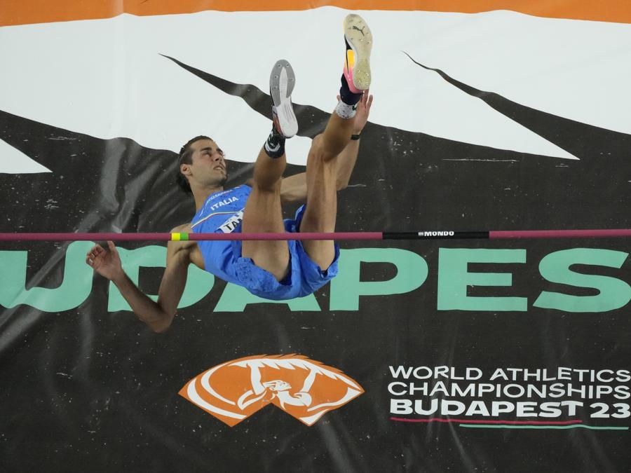 Gianmarco Tamberi,  gareggia nella finale del salto in alto maschile durante i Campionati mondiali di atletica leggera a Budapest. (AP Photo/Bernat Armangue)