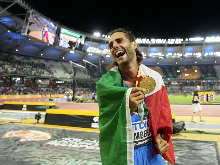 Gianmarco Tamberi festeggia dopo aver vinto la medaglia d’oro nella finale del salto in alto maschile durante i Campionati mondiali di atletica leggera a Budapest. (AP Photo/Ashley Landis)