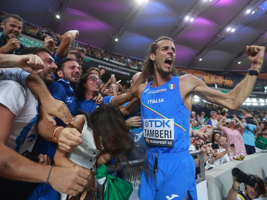 Gianmarco Tamberi dopo la vittoria. (Epa/Istvan Derencsenyi) 