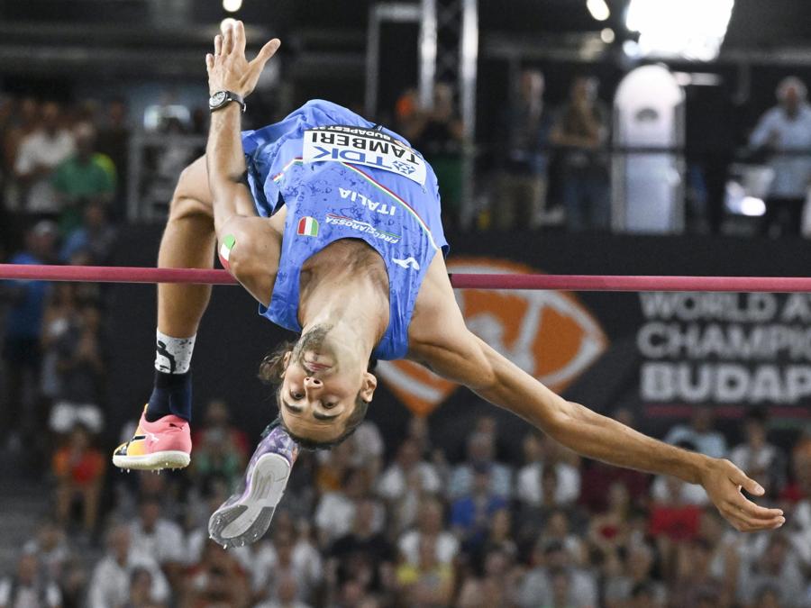 Gianmarco Tamberi durante la competizione. (Epa/Zsolt Czegledi)