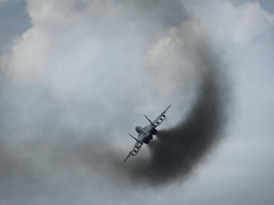 Un caccia Mig-29 dell’aeronautica militare ucraina  in missione nell’est dell’Ucraina colpito dalla guerra. (AP Photo/Libkos) 