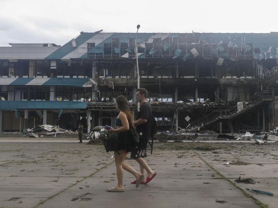 Una stazione marittima danneggiata a seguito di un attacco di droni vicino al confine con la Romania nella città di Izmail, regione di Odessa, Ucraina meridionale. EPA/IGOR TKACHENKO