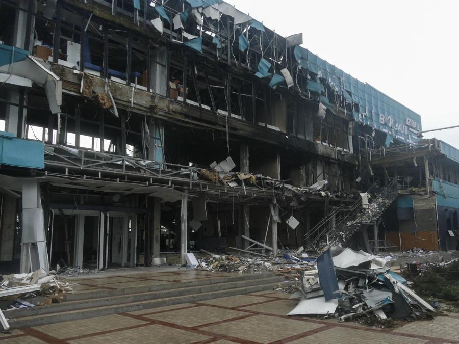 Conseguenze di un attacco di droni alla stazione marittima vicino al confine con la Romania nella città di Izmail, regione di Odessa, Ucraina meridionale. EPA/IGOR TKACHENKO