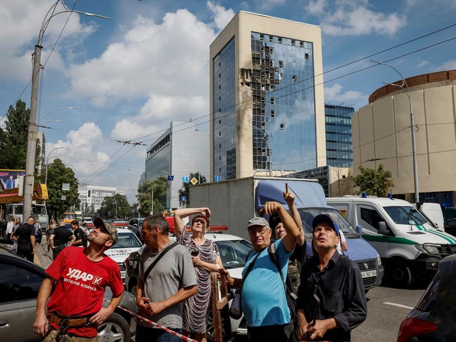 Un edificio danneggiato durante un attacco di droni russi a Kiev. REUTERS/Gleb Garanich TPX IMAGES OF THE DAY