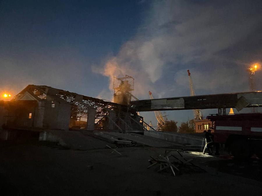 Un edificio danneggiato in un porto ucraino sul Danubio dopo un attacco notturno di droni nella regione di Odessa. (Photo by Handout / UKRAINIAN EMERGENCY SERVICE / AFP) 