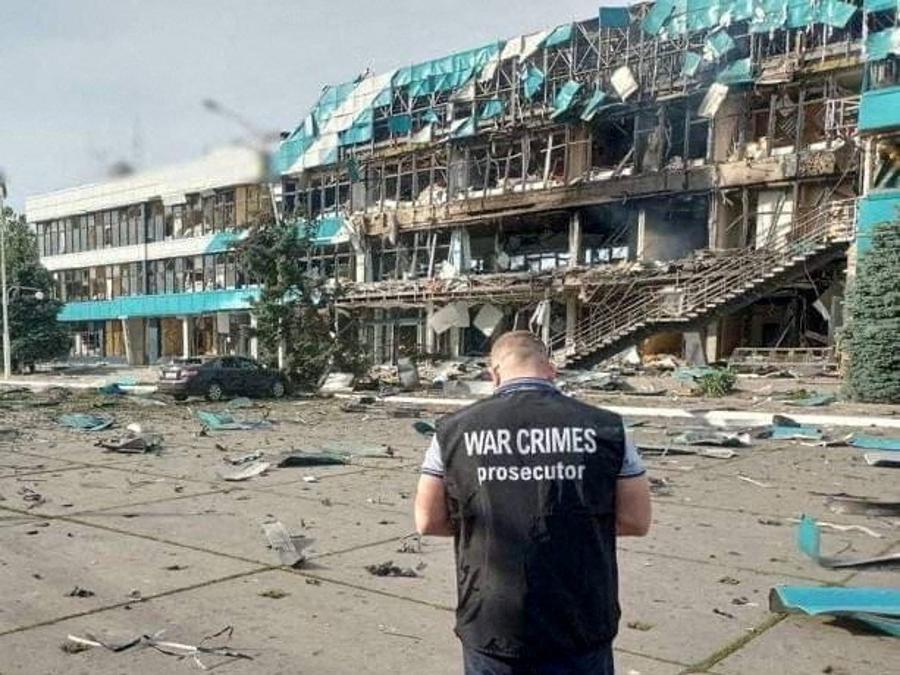 Un ispettore esamina i danni in una struttura portuale per cereali dopo un attacco segnalato da droni militari russi a Izmail, nella regione di Odessa, Ucraina. Prosecutor General's Office via Telegram Handout via REUTERS