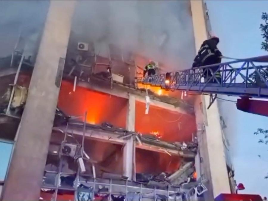 I vigili del fuoco lavorano in una proprietà danneggiata, a seguito di un attacco di droni russi a Izmail, regione di Odessa, Ucraina. Ukraine's Operational Command South Handout via REUTERS