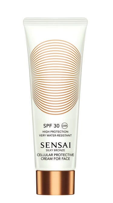 Sensai Cellular Protective Cream for Face Spf 30, una crema solare multi-protettiva e resistente all'acqua che difende la pelle del viso dai raggi UV donandole un aspetto setoso. Sun Ageing Care Complex uniforma l'incarnato, mentre l'estratto di Tè Bianco protegge dagli effetti ossidanti dei raggi UV. C'è anche la versione Spf 50