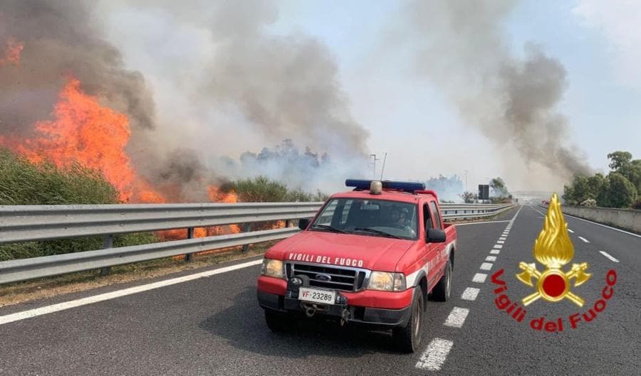 L'incendio divampato nei pressi della statale Carlo felice, in Sardegna. La strada è stata chiusa. (NPK ANSA / Vigili del Fuoco)