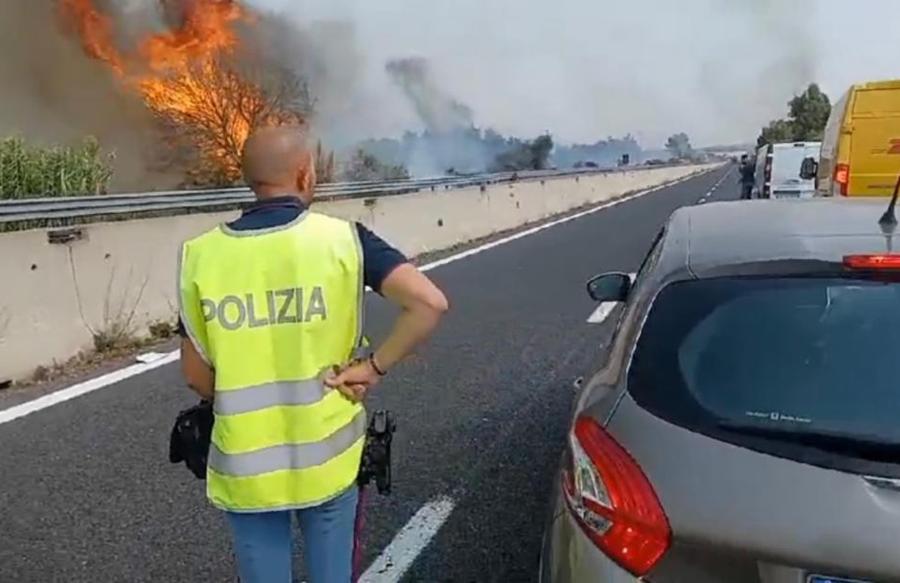 L'incendio divampato nei pressi della statale Carlo felice, in Sardegna. La strada è stata chiusa. (NPK ANSA / Vigili del Fuoco)