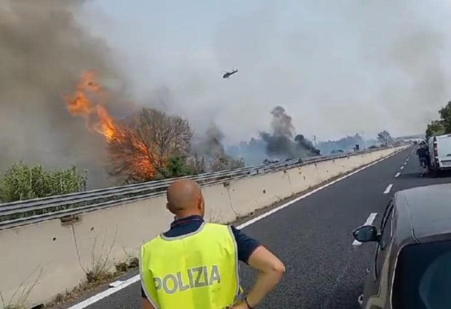 L'incendio divampato nei pressi della statale Carlo felice, in Sardegna. La strada è stata chiusa. (NPK ANSA / Vigili del Fuoco)