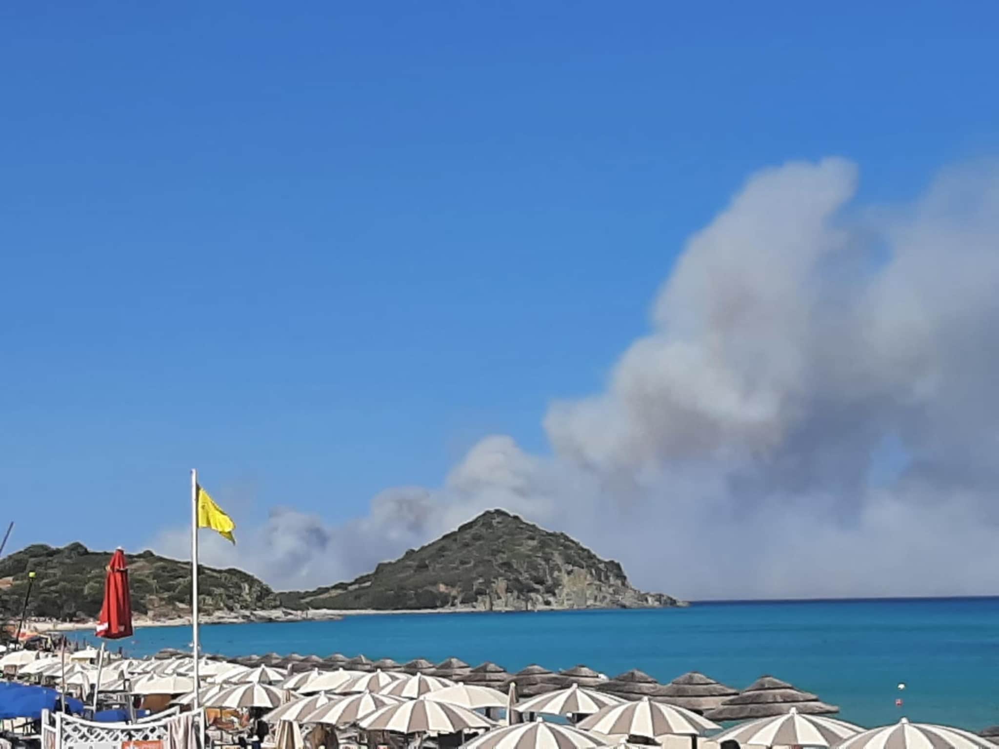 Primo bilancio per gli incendi che da questa mattina - anche favoriti dal forte maestrale - stanno bruciando le campagne del sud Sardegna. Gravissimi i danni nella zona di Feraxi: 4 aziende agricole sono state devastata dal fuoco che ha distrutto le riserve di foraggio accumulate. Fiamme anche sugli agrumeti e su una una fattoria modello, meta ogni anno di gite di numerose scolaresche. Le fiamme hanno minacciato anche alcune strutture ricettive ed è stato necessario evacuare gli ospiti. (ANSA/ANDREA FRIGO)