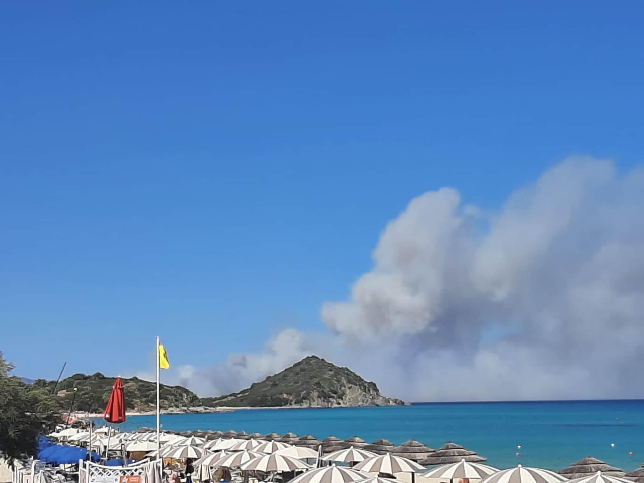 Primo bilancio per gli incendi che da questa mattina - anche favoriti dal forte maestrale - stanno bruciando le campagne del sud Sardegna. Gravissimi i danni nella zona di Feraxi: 4 aziende agricole sono state devastata dal fuoco che ha distrutto le riserve di foraggio accumulate. Fiamme anche sugli agrumeti e su una una fattoria modello, meta ogni anno di gite di numerose scolaresche. Le fiamme hanno minacciato anche alcune strutture ricettive ed è stato necessario evacuare gli ospiti. (ANSA/ANDREA FRIGO)