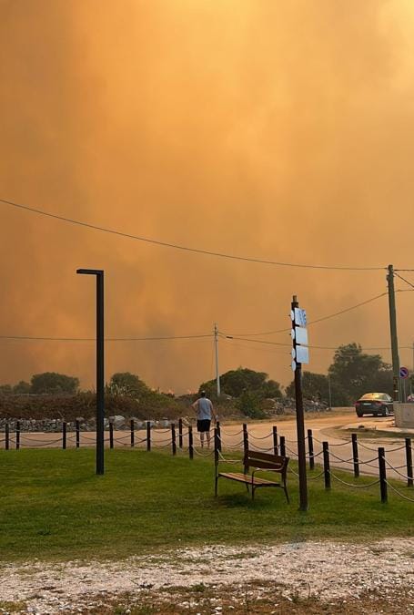 Un grosso incendio è divampato a metà pomeriggio a Monte Longu di Posada (Nuoro), nella costa nord orientale della Sardgena, in cui sono state evacuate diverse abitazioni. Le fiamme alimentate dal maestrale, si stanno spingendo velocemente verso Siniscola e il centro balneare de La Caletta. L'incendio è arrivato a ridosso delle case, alcune delle quali sono già state evacuate dai Vigili del fuoco del Comando Provinciale di Nuoro, intervenuti sul posto con sei squadre, 30 uomini e 12 mezzi. (NPK ANSA / Giorgio Fresu / Amministratore del territorio)