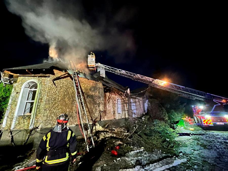I soccorritori lavorano a una casa danneggiata dall’esplosione di un drone russo, nella regione di Kiev. (Servizio stampa del servizio di emergenza statale dell’Ucraina/dispensa tramite Reuters) 