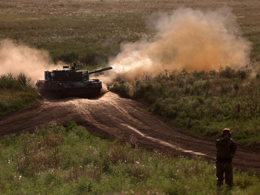 Un addestramento militare vicino al fronte nella regione di Donetsk. (Photo by Anatolii Stepanov / Afp)