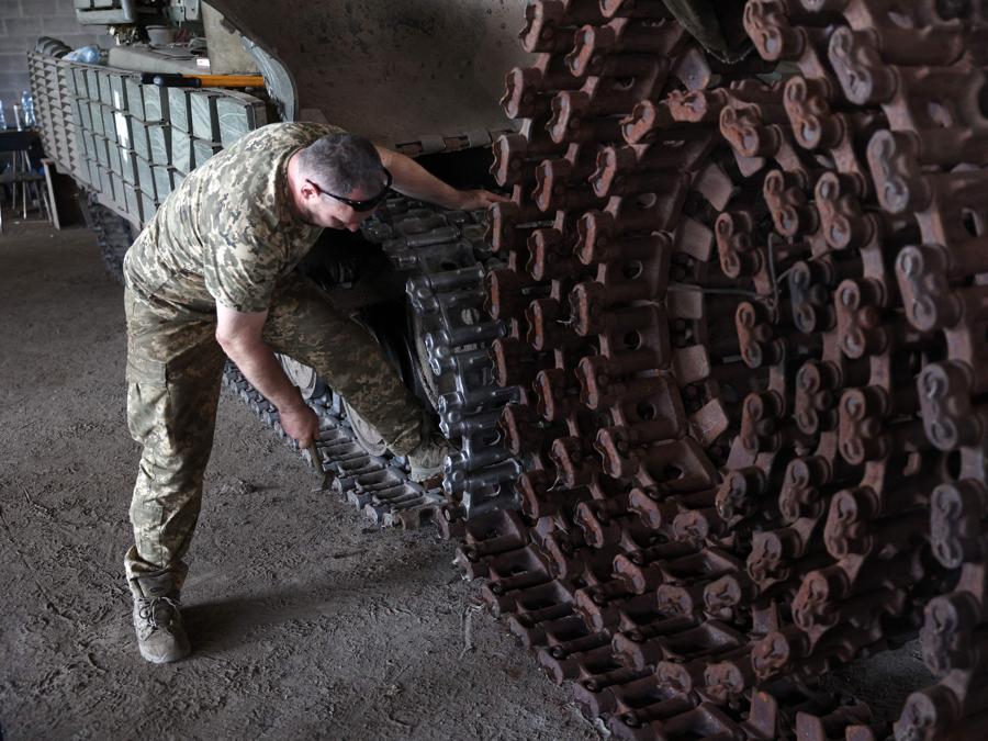 Alcuni carristi  riparano il loro carro armato vicino alla linea del fronte nella regione di Donetsk. (Photo by Anatolii Stepanov / Afp)
