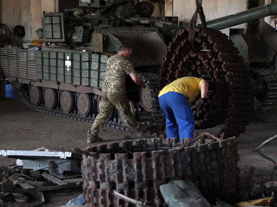 Alcuni carristi  riparano il loro carro armato vicino alla linea del fronte nella regione di Donetsk. (Photo by Anatolii Stepanov / Afp)