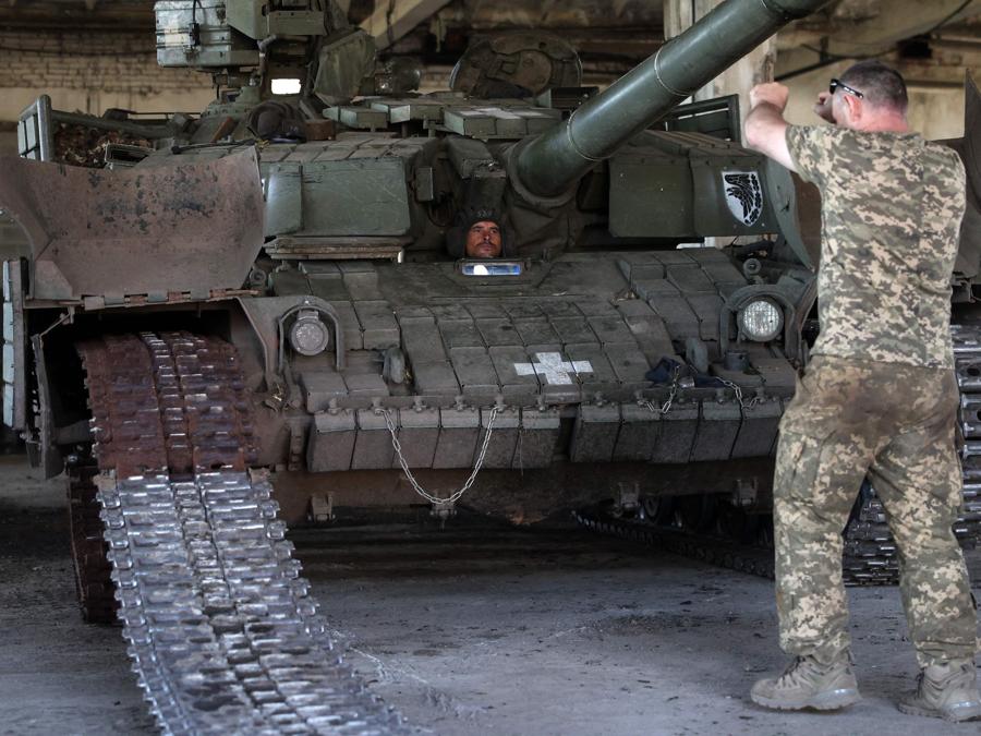 Alcuni carristi  riparano il loro carro armato vicino alla linea del fronte nella regione di Donetsk. (Photo by Anatolii Stepanov / Afp)