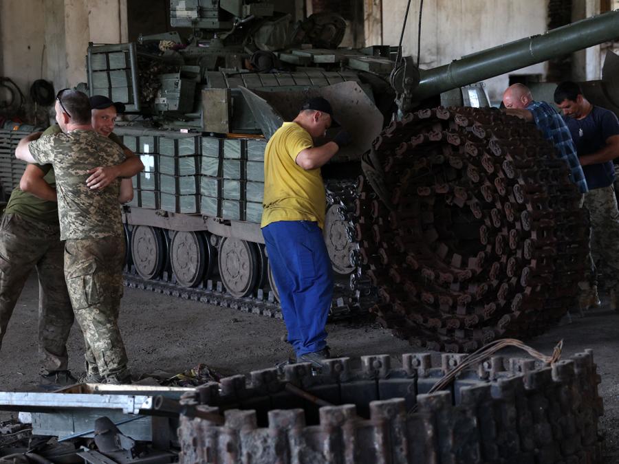 Alcuni carristi  riparano il loro carro armato vicino alla linea del fronte nella regione di Donetsk. (Photo by Anatolii Stepanov / Afp)