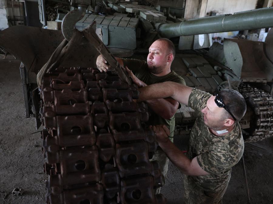 Alcuni carristi  riparano il loro carro armato vicino alla linea del fronte nella regione di Donetsk. (Photo by Anatolii Stepanov / Afp)