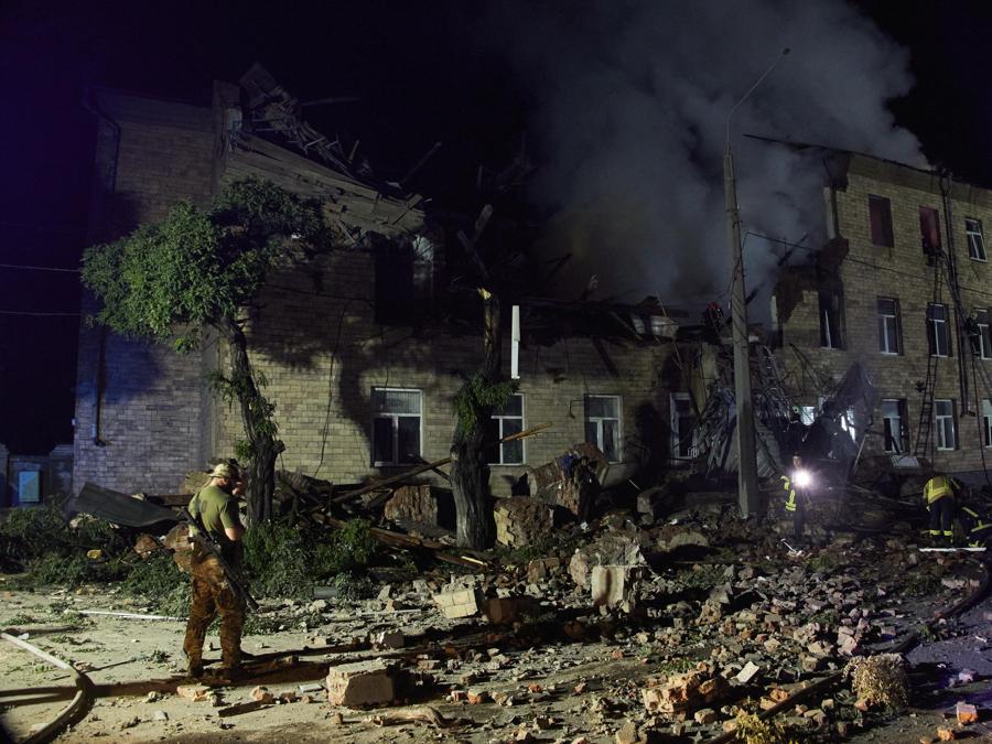 I soccorritori ucraini lavorano presso il sito di un edificio residenziale dopo che è stato danneggiato da un’esplosione a Kharkiv, nell’Ucraina occidentale. Le truppe russe hanno attaccato Kharkiv con almeno sei droni shock durante la notte. (Epa/Sergey Kozlov)