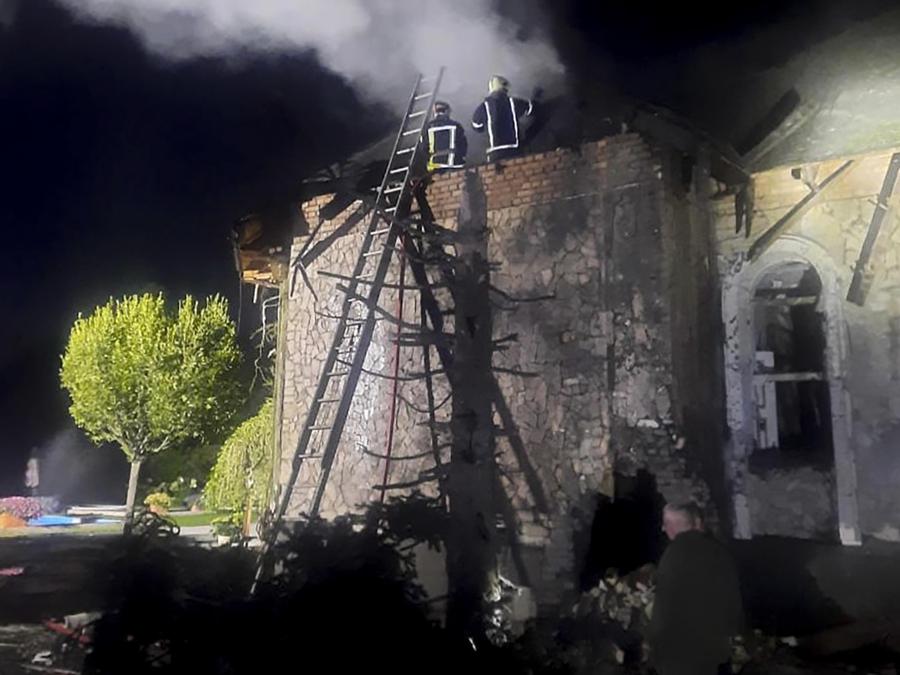Una foto fornita dal servizio di emergenza statale ucraino mostra i soccorritori ucraini in piedi sui detriti dopo che un drone russo ha colpito un edificio privato in un villaggio della regione di Kiev. (Epa/Servizio di Emergenza dello Stato / Dispensa migliore qualità disponibile dispensa solo per uso editoriale/nessuna vendita)