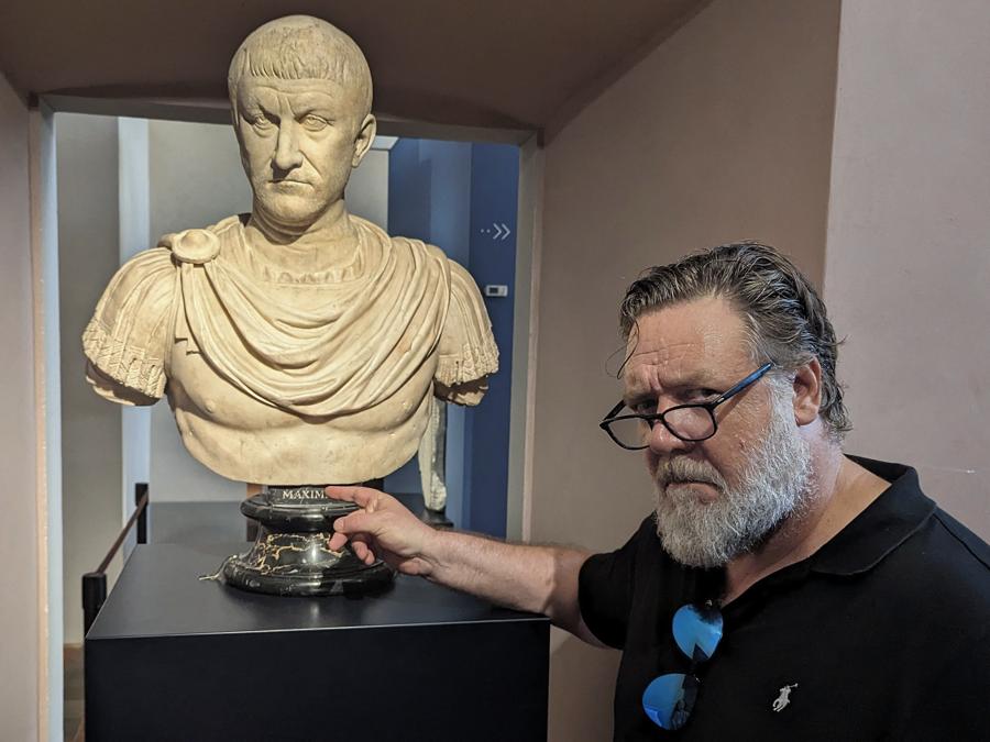 Russell Crowe visita la Galleria degli Uffizi a Firenze il 18 luglio. In vacanza in Italia il celebre attore neozelandese, premio Oscar nel 2001 come protagonista nel famosissimo film di Ridley Scott “Il Gladiatore”, ha trascorso una mattinata nel museo. Photo (EV)/Abacapress.com