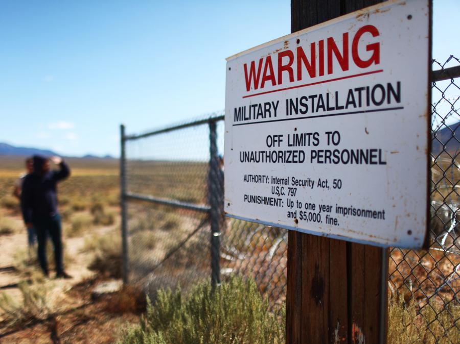 Le persone si radunano davanti al cancello d’ingresso del Nevada Test and Training Range, situato vicino all’Area 51 (Mario Tama/Getty Images)