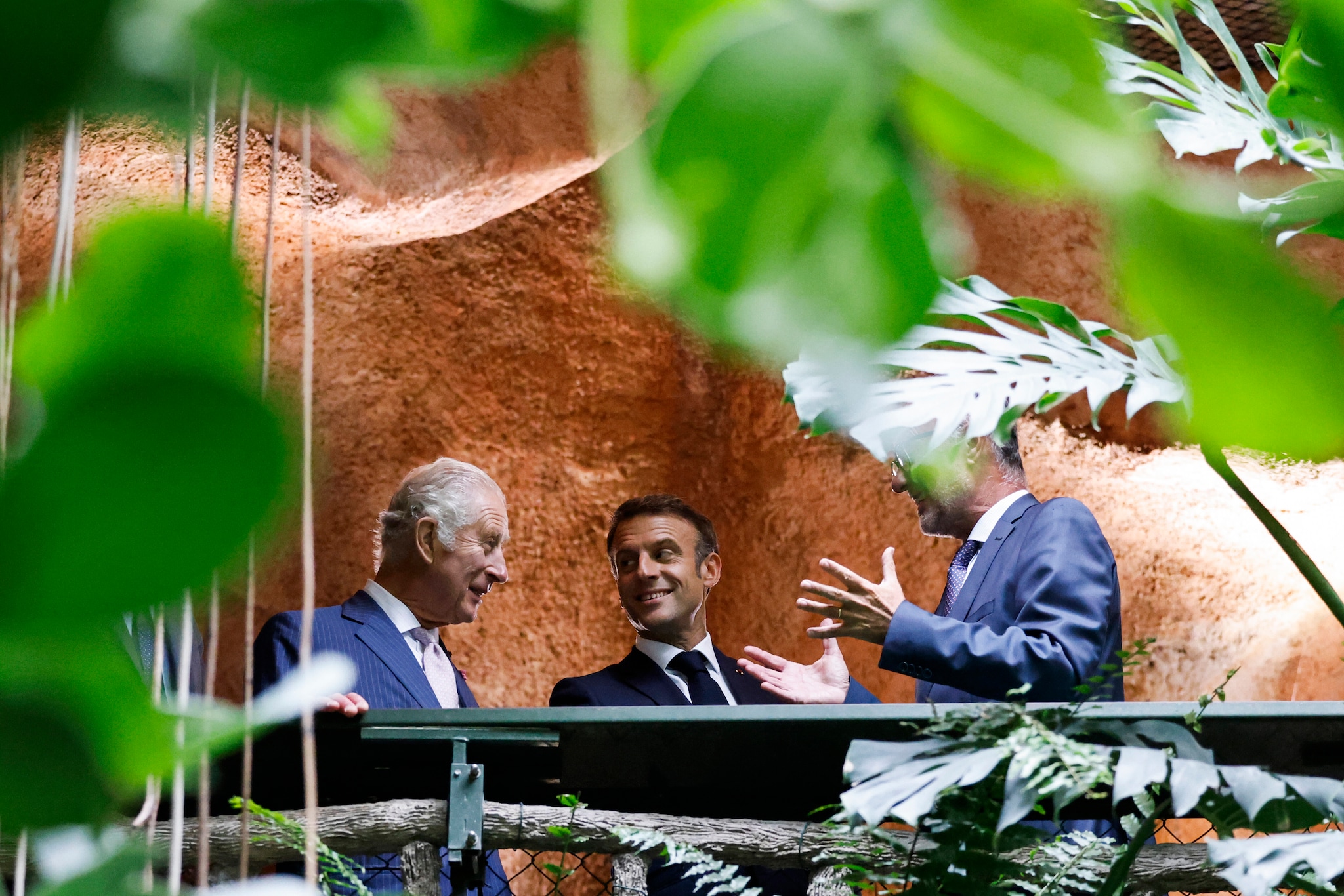 Il presidente francese Emmanuel Macron e il re britannico Carlo III, a sinistra, visitano la serra tropicale del Jardin des Plantes durante la loro visita al Museo di Storia Naturale - Ludovic Marin, Pool via AP