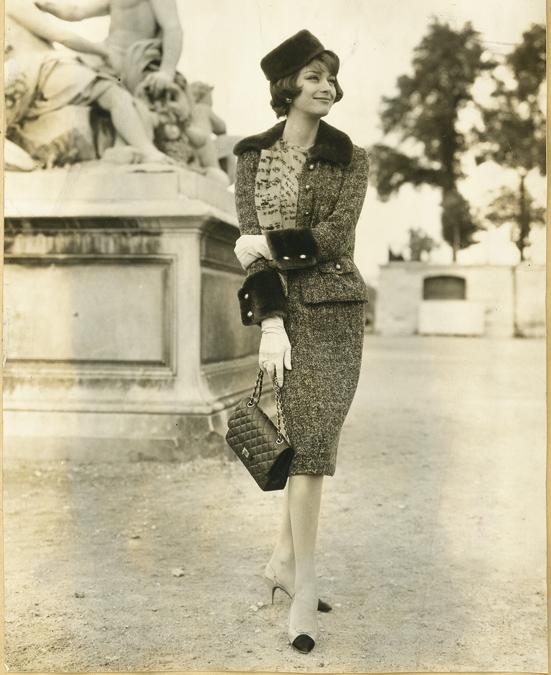 Marie-Hélène Arnaud in un completo in tweed dalla collezione AI 1959 di Chanel, scarpe e l’iconica borsa 2.55 (CHANEL)