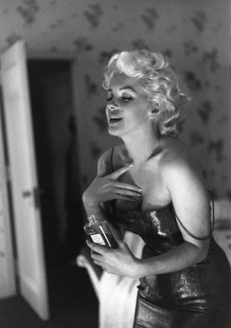 Marilyn Monroe con un flacone di Chanel N°5, fotografata da  Ed Feingersh, 1955, New York. (Photo by Ed Feingersh/Michael Ochs Archives/Getty Images) 
