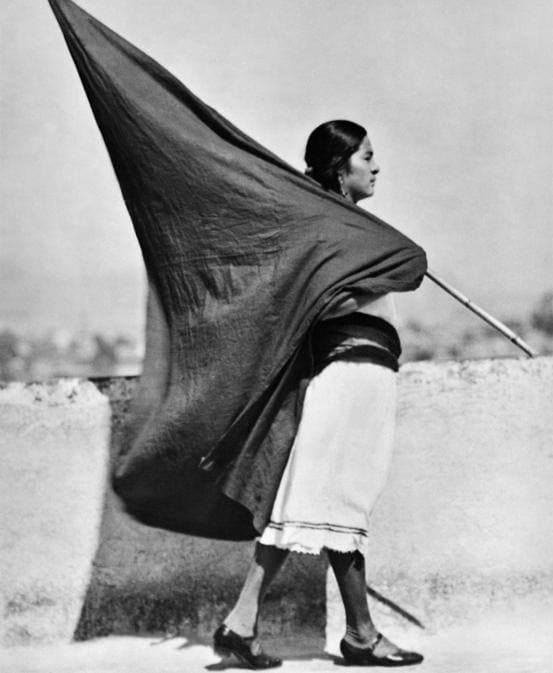 Tina Modotti, Donna con bandiera, Messico, 1928 ca