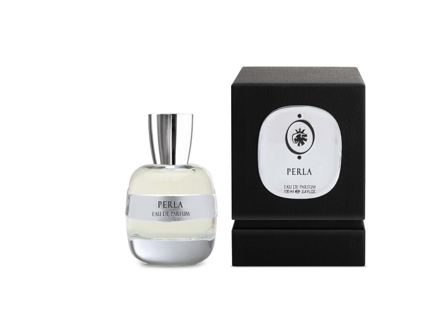 Omnia Profumi PERLA. Una fragranza gourmand con importanti note di latte e tiaré che la rendono golosa e intrigante. La perla, bellissima e candida ricorda il candore del fiore di tiaré e lattiginosa come le note di che la rendo così particolare. Nata dal genio di Fabrizio Tagliacarne, fondatore di Omnia e compositore di ogni sua fragranza