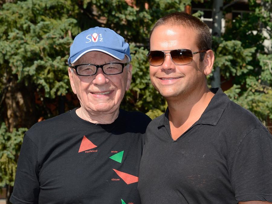 2012 - Rupert Murdoch, presidente e amministratore delegato di News Corporation, e suo figlio Lachlan Murdoch partecipano alla conferenza Allen & Company Sun Valley l’11 luglio 2012 a Sun Valley, Idaho. La conferenza è stata ospitata ogni anno dalla società di investimento Allen & Company dal 1983 e vi partecipano molti dei dirigenti dei media più potenti del mondo. (Photo by Kevork Djansezian/Getty Images North America / Getty Images via AFP)