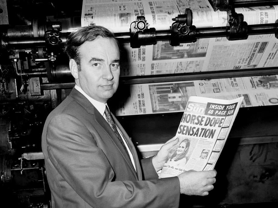 1969 - L’editore Rupert Murdoch tiene una delle prime copie del nuovo quotidiano Sun presso l’edificio News of the World di Londra. (Reuters)