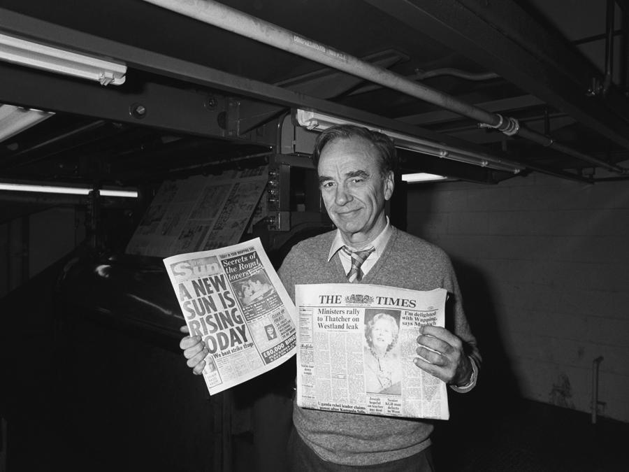1986 - Il proprietario del giornale Rupert Murdoch con in mano  copie dei giornali The Sun e Times, nella sua nuova tipografia ad alta tecnologia a Wapping, East London.(Reuters)
