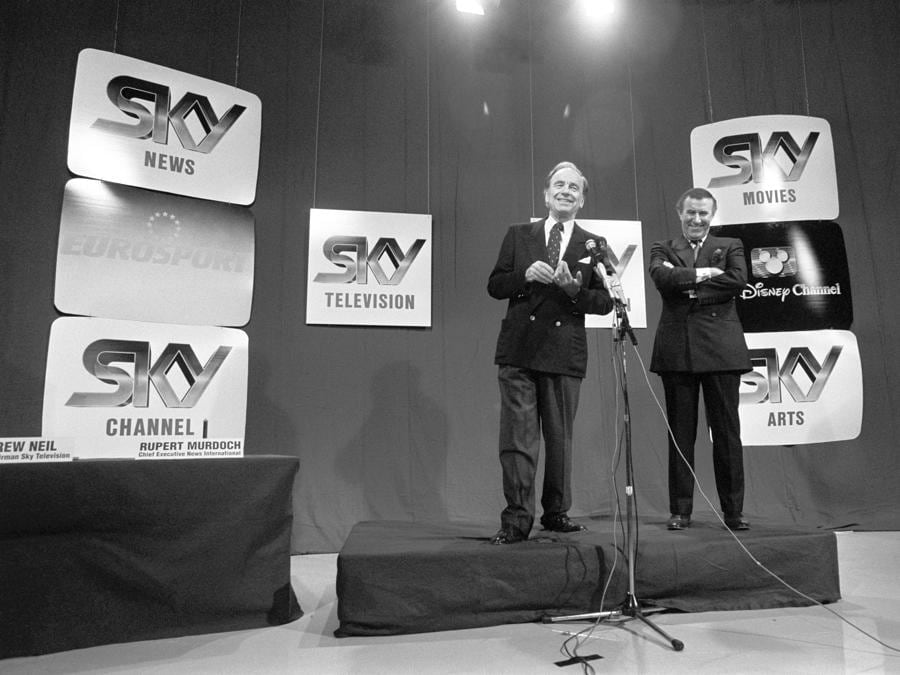1989 - Rupert Murdoch, amministratore delegato di News International, e Andrew Neil, presidente esecutivo di Sky Television, mentre lancia  la prima rete televisiva satellitare britannica. Murdoch ha ospitato una sontuosa festa nel nuovo complesso di studi di Isleworth mentre iniziava il conto alla rovescia per l’inizio della rivoluzione di Sky Television. (Reuters)